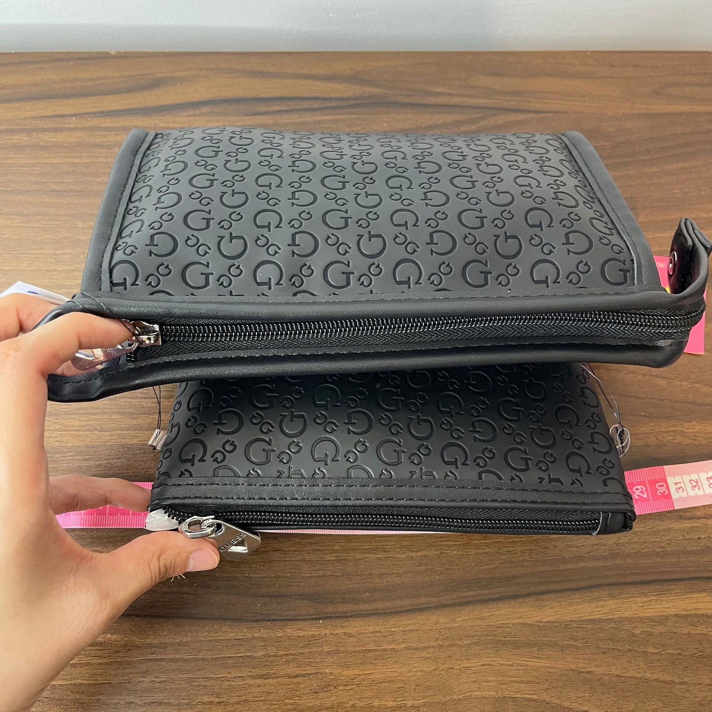 Cosmetiqueras 2 pzs negra Guess USA