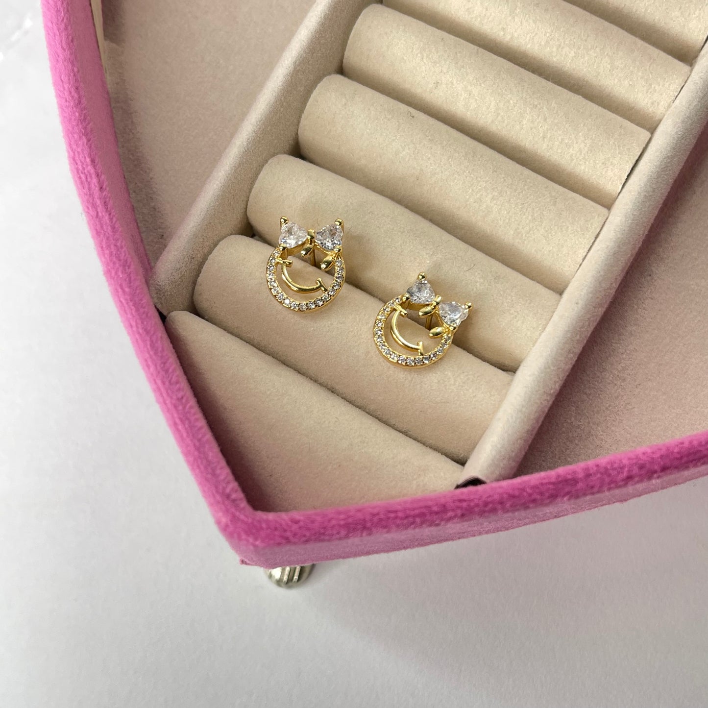 Aretes cara feliz moño CHAPA DE ORO 18k(K196)