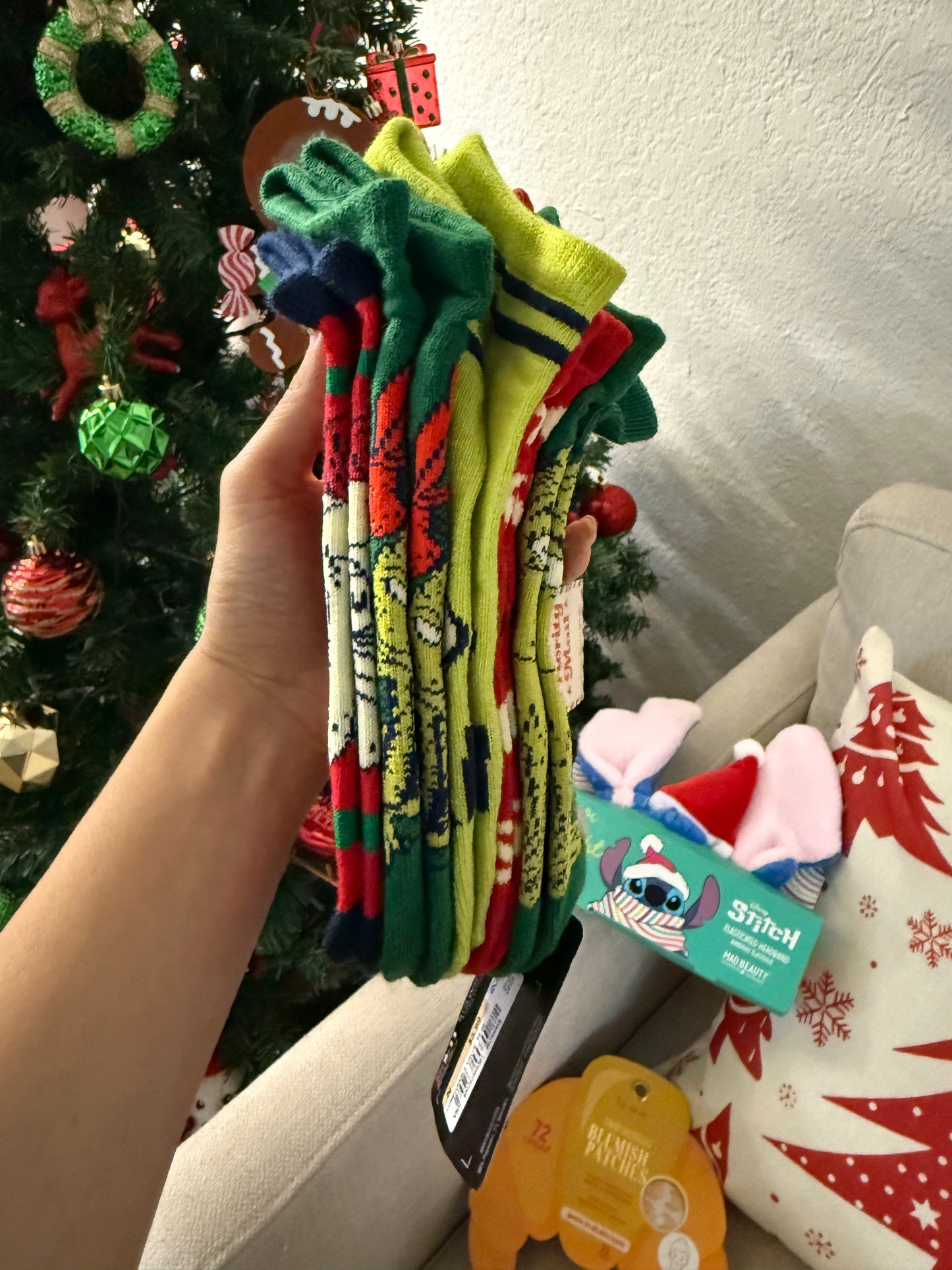 RETO ISELAAHER (Set 3 artículos - Calcetines Grinch - Patches Cuernito - Diadema Stitch )