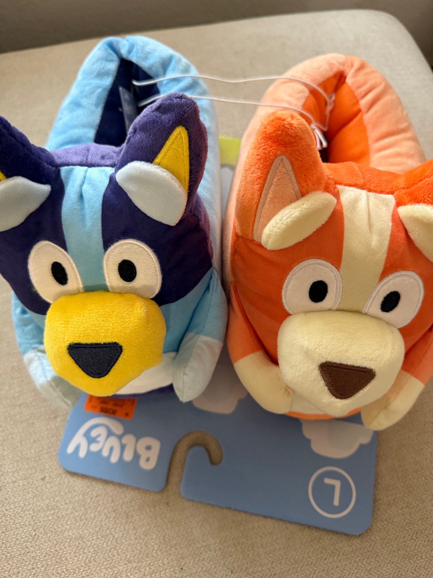 RETO ISELAAHER ( Pantuflas Bluey talla 5.5 - 6 adulto mujer)