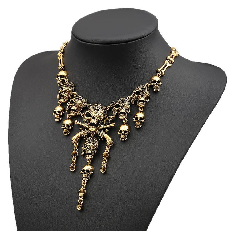 Collar con calavera dorada y bisel bordado Collar con calavera dorada y bisel bordado