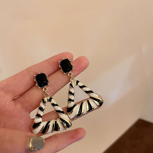 Aretes triangulo blanco y negro(C186)