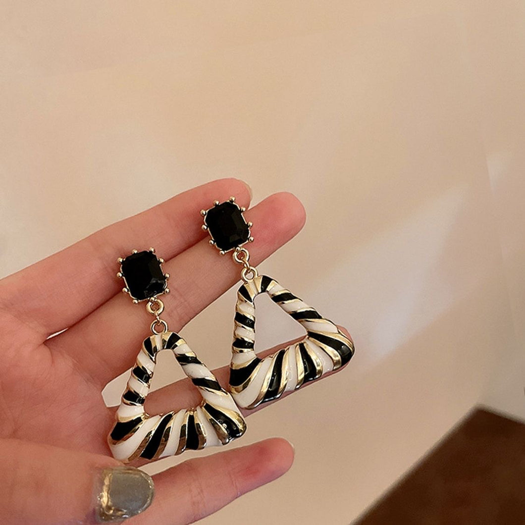 Aretes triangulo blanco y negro(C186)