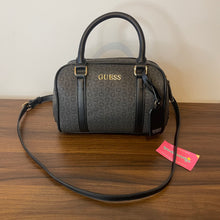 Cargar imagen en el visor de la galería, Bolsa negra mediana Guess USA
