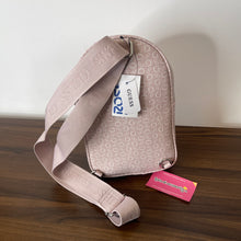 Load image into Gallery viewer, Mochila chica rosa Guess USA
