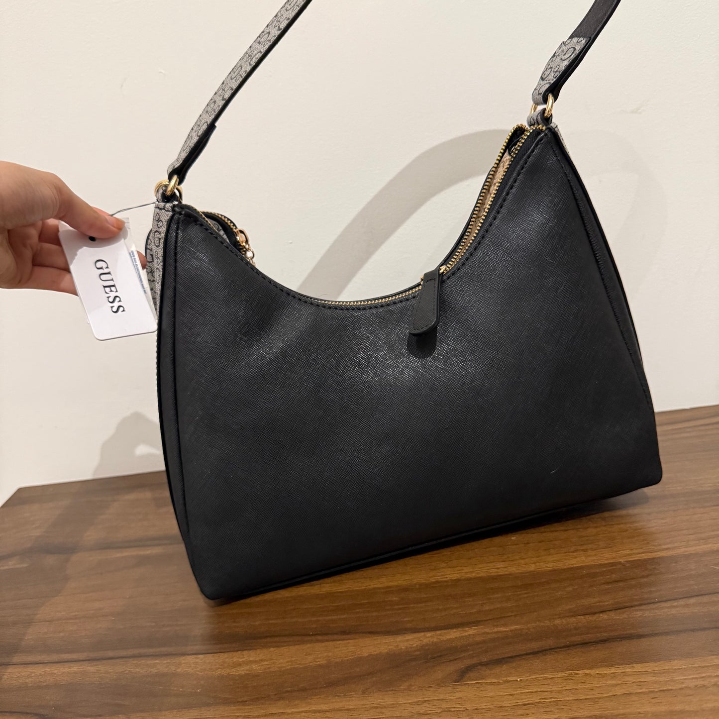 Bolsa mediana Guess negra USA