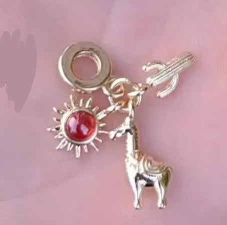 Charm camello cactus dorado (C137)
