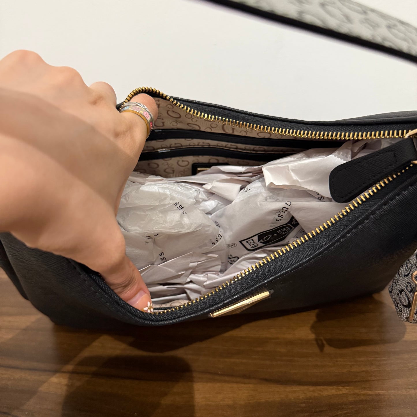 Bolsa mediana Guess negra USA