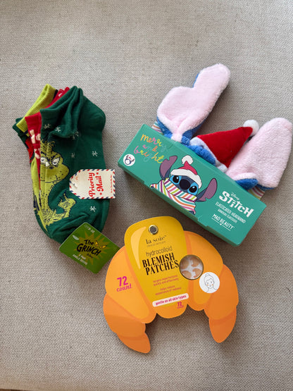 RETO ISELAAHER (Set 3 artículos - Calcetines Grinch - Patches Cuernito - Diadema Stitch )